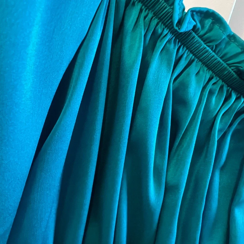 Beautiful Teal Top - Picture 2 of 2